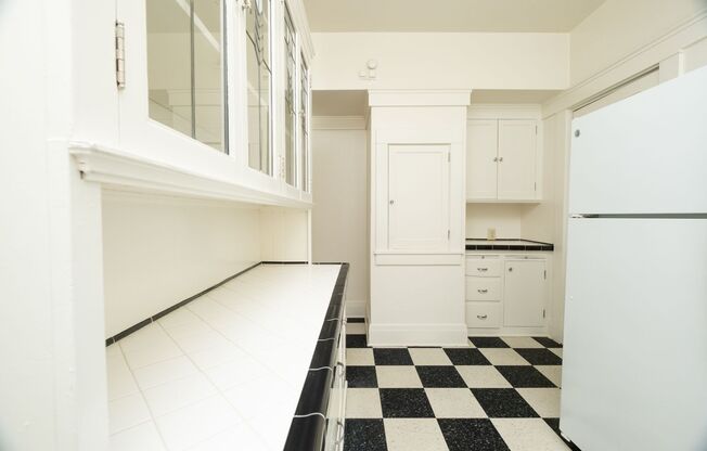 2 beds, 1 bath, 1,008 sqft, $2,400, Unit 21