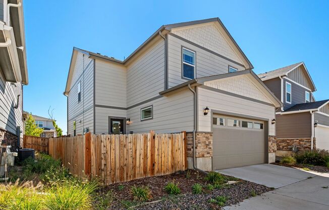 Beautiful 4-Bedroom Home in Aurora – Modern Finishes & Great Community