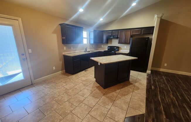 $1,795 - 4 bedroom / 3 bathrooms - Beautiful and Large Home!