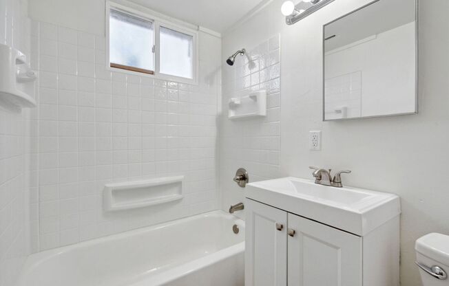 2 beds, 1 bath, 887 sqft, $1,050, Unit 1719 6th ave unit 3