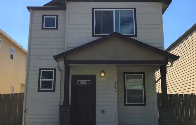 ONE MONTH FREE OF RENT!! Well Maintained, High Ceilings, Bonus Room, Great Location!