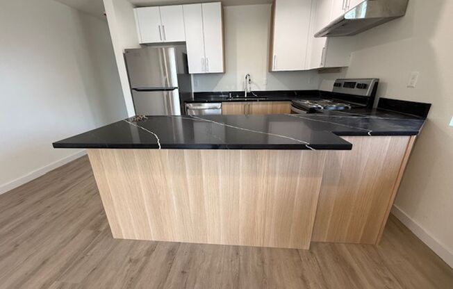1 bed, 1 bath, 650 sqft, $1,350, Unit 1911 B