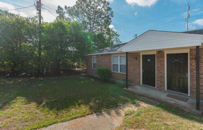 $1,000 - Updated 2 Bed/1 Bath Duplex With Stainless Steel Appliances!