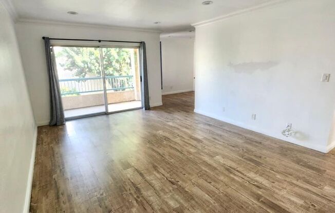 Beautiful and spacious condo in Tarzana!