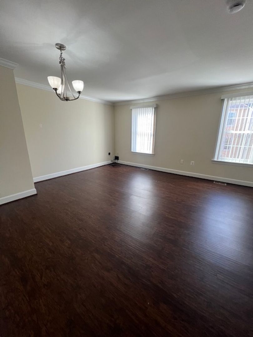 3 LEVEL TOWNHOME IN GUNNERS LAKE VILLAGE