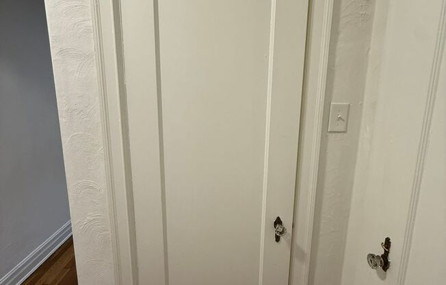 1 bed, 1 bath, 962 sqft, $1,510, Unit New King Edward  306