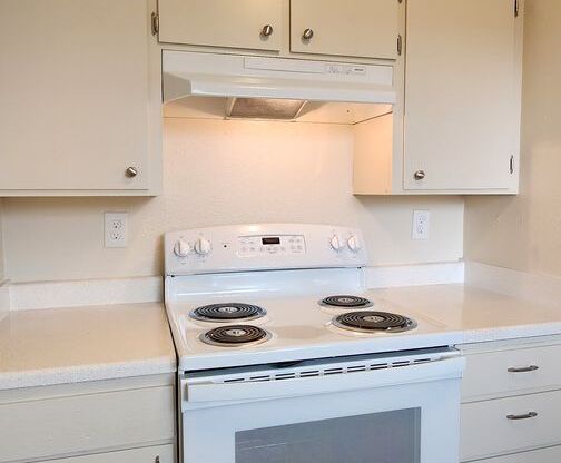 3 beds, 1 bath, $1,695, Unit 346-06