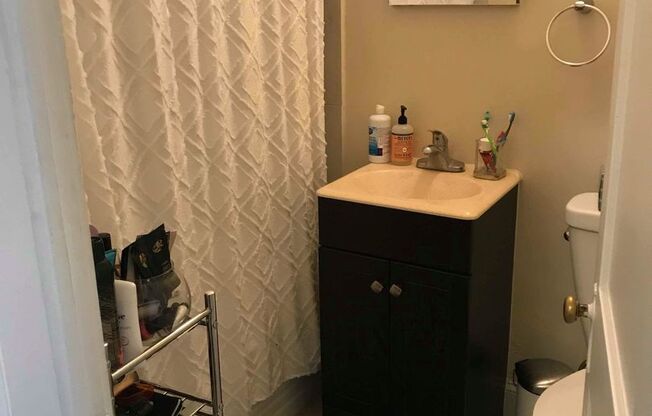 1 bed, 1 bath, 750 sqft, $1,400, Unit G