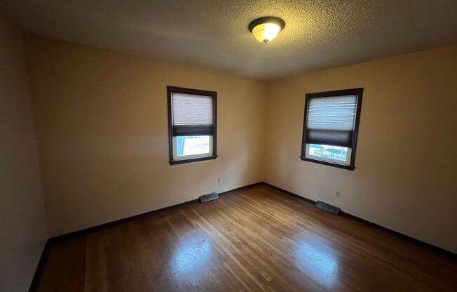 Great Duplex with 2+ bed/1 bath/1 Car garage in KCK!
