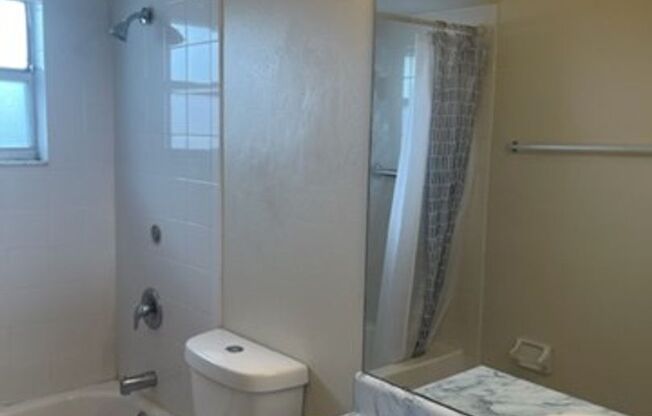 1 bed, 1 bath, $1,495, Unit 1215 SE 46th Lane #E