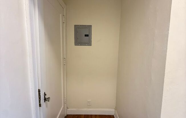 Studio, 1 bath, 294 sqft, $1,175, Unit New King Edward  3B7