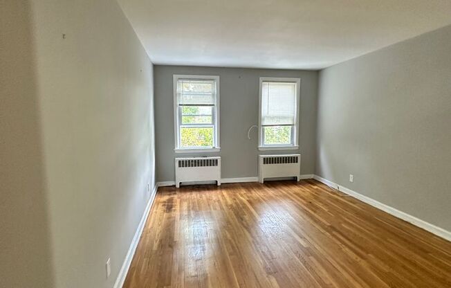 2 beds, 1 bath, 950 sqft, $2,700, Unit Apt B13*