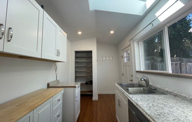 Charming 2-Bedroom Cottage in Rose City Park with Washer & Dryer and Engineered Hardwood Flooring!
