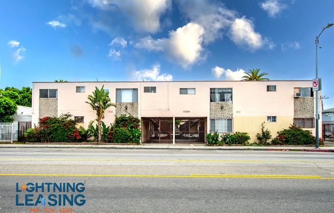 10520 1/2 S FIGUEROA ST