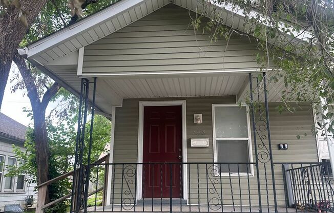 425 Leeds Ave