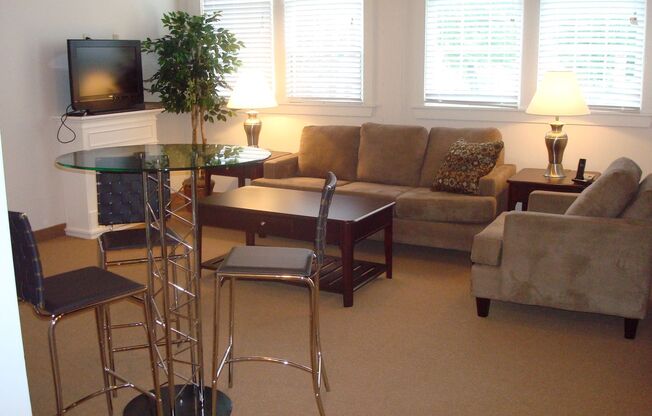 2 beds, 2 baths, 840 sqft, $2,600, Unit EL-222