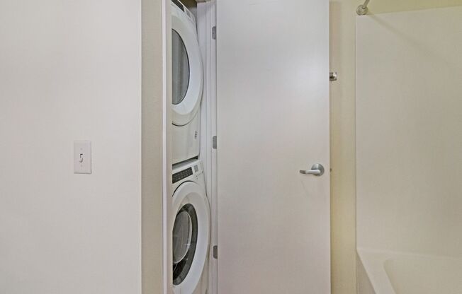 2 beds, 1 bath, 981 sqft, $1,525, Unit 0704