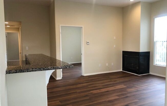 Mid Town Ventura Upstairs 2+2 Apartment