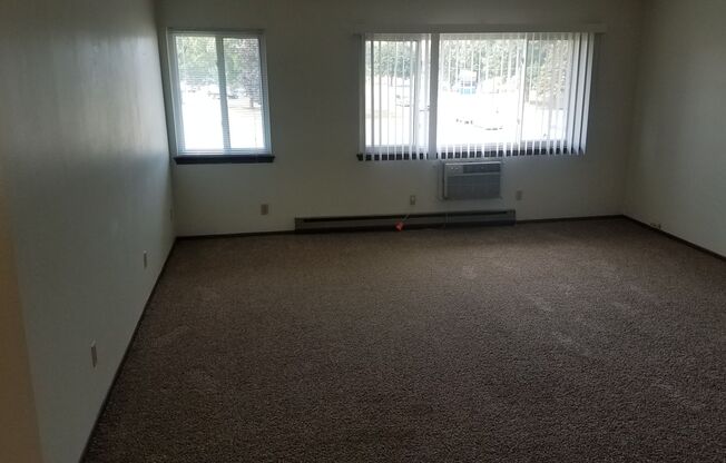 2 beds, 1 bath, $855, Unit 01