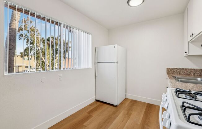 2 beds, 1 bath, 700 sqft, $1,650, Unit 950-2012