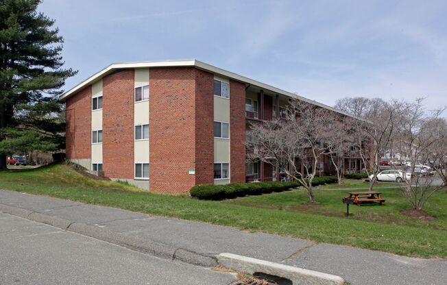 2 beds, 1 bath, $2,250, Unit 15-101