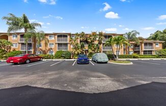 ANNUAL UNFURNISHED 2/2 IN NAPLES!!