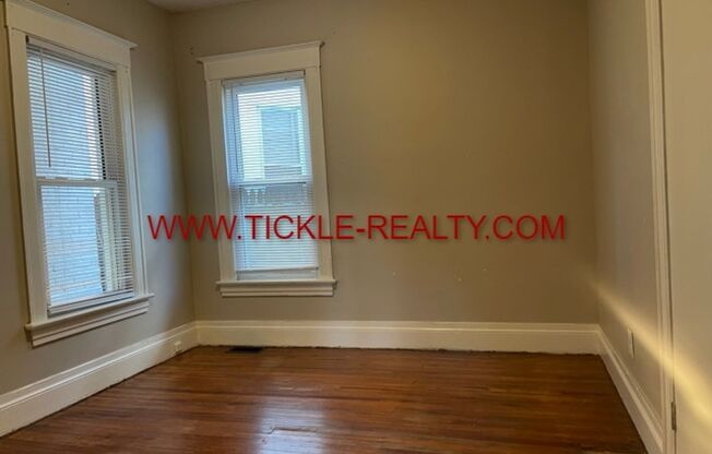 2 beds, 1 bath, $1,200, Unit 4 Whalin Street