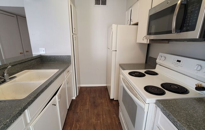 1 bed, 1 bath, 685 sqft, $800, Unit Unit 18