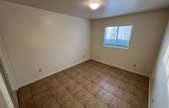 2 beds, 1 bath, $1,100, Unit 29