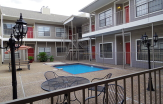UT PRELEASE: West Campus Gated Condo, 2/2, Walk in closet, Covered parking, Pool