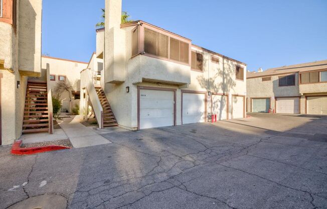 2 bedroom, 2 bath town house minutes from the Strip