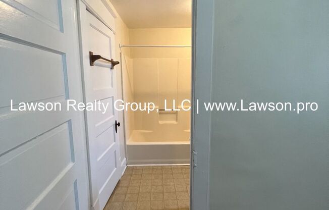 1 bed, 1 bath, 700 sqft, $825, Unit Walnut 422 - 4