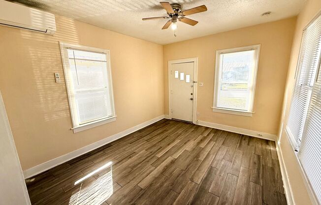 AVAILABLE NOW! 1 Bedroom /1 Bath Unit with Fenced Backyard!