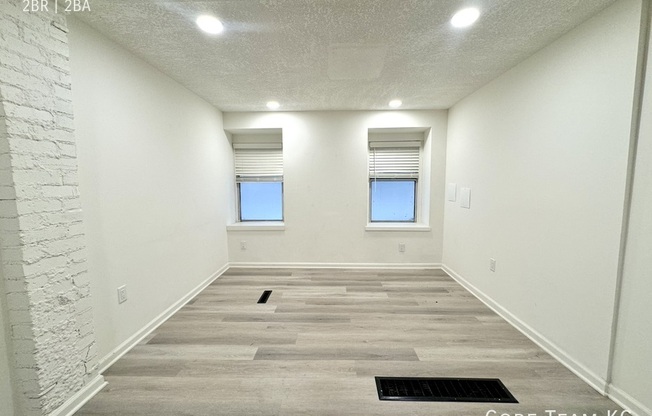 1413 W 39 ST