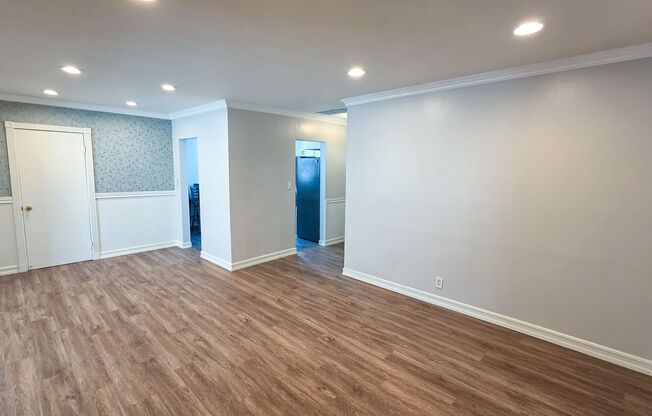 5 Bed 3 Bath House With Amazing Salt Water Pool!