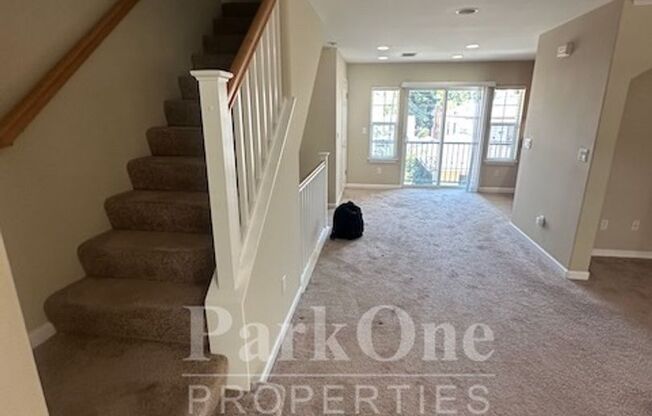 Nicely Updated Townhouse Close to Downtown