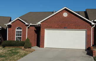 3 bed, 2 bath, 2 car garage, ranch style townhouse in N. Knoxville