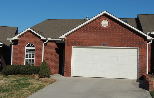 3 bed, 2 bath, 2 car garage, ranch style townhouse in N. Knoxville