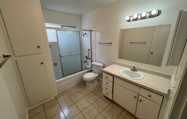 2 beds, 1 bath, $1,695, Unit B