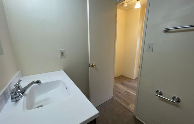 1 bed, 1 bath, 600 sqft, $1,050, Unit 211