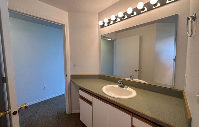 2 beds, 2 baths, $1,795, Unit White 736 - 1514