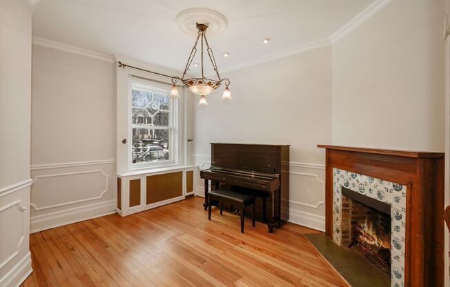 3 Bed 2.5 Bathroom - Capitol Hill Rowhome - Driveway For Parking