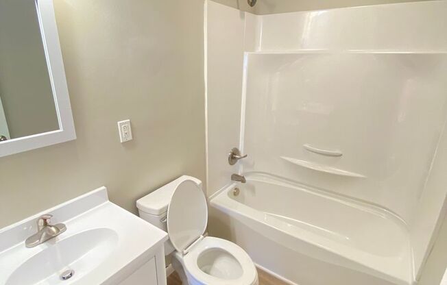 2 beds, 1.5 baths, 832 sqft, $1,100, Unit 829 Oakwood Villa