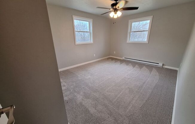 2 beds, 1 bath, $1,395, Unit 692 S. Olson Ave.