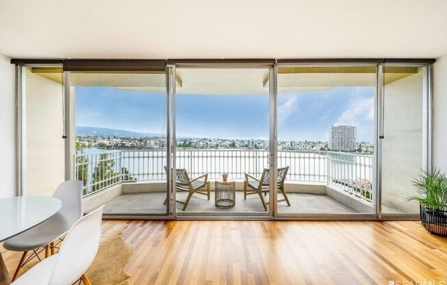 Two Bedroom Condo in Oakland Available Now!!