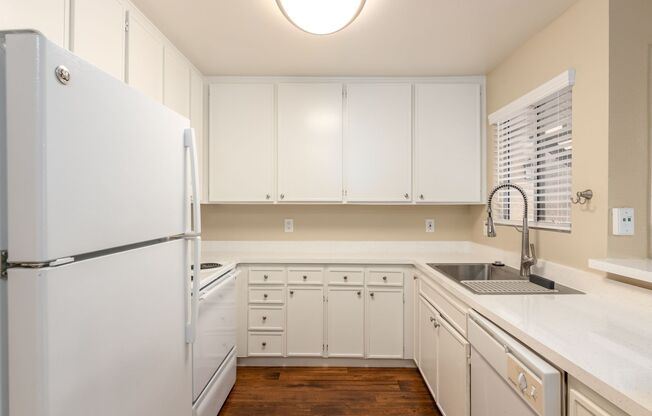 1 bed, 1 bath, 555 sqft, $1,795, Unit 36
