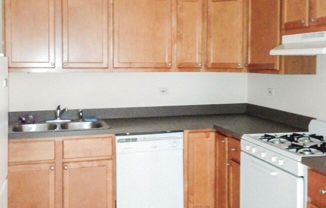 2 beds, 1 bath, 920 sqft, $1,975, Unit 2008-2