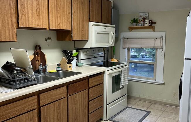 2 beds, 1 bath, $1,700, Unit #B