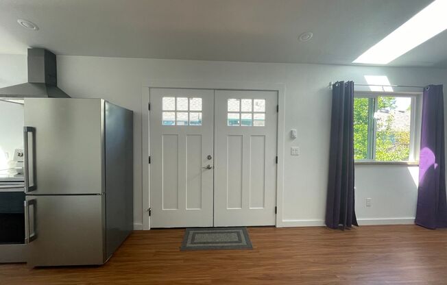 Charming 2-Bedroom Cottage in Rose City Park with Washer & Dryer and Engineered Hardwood Flooring!