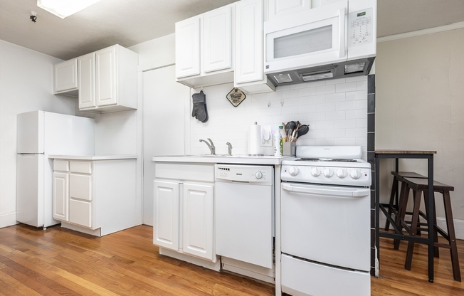 3 beds, 1 bath, 750 sqft, $4,725, Unit 14